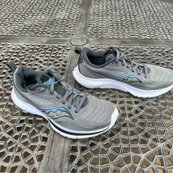 Saucony Gray and Blue Sneakers with Modern Design - Picture 2 of 6